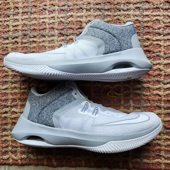 Women's size 7 Nike basketball shoe - Picture 2 of 3